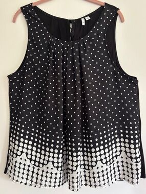 ELLE Flowy, feminine, black and white sleeveless top with tie neck.  Lined. XL